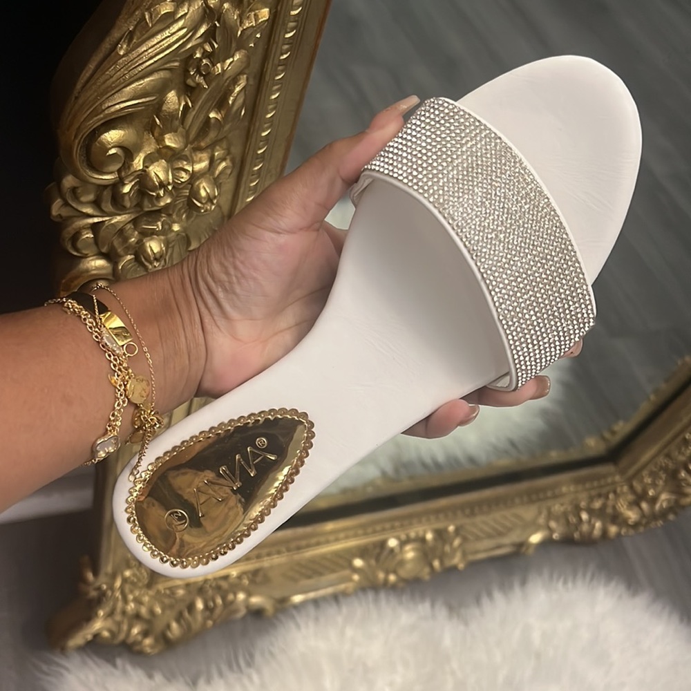 Beautiful sandal - Picture 2 of 3